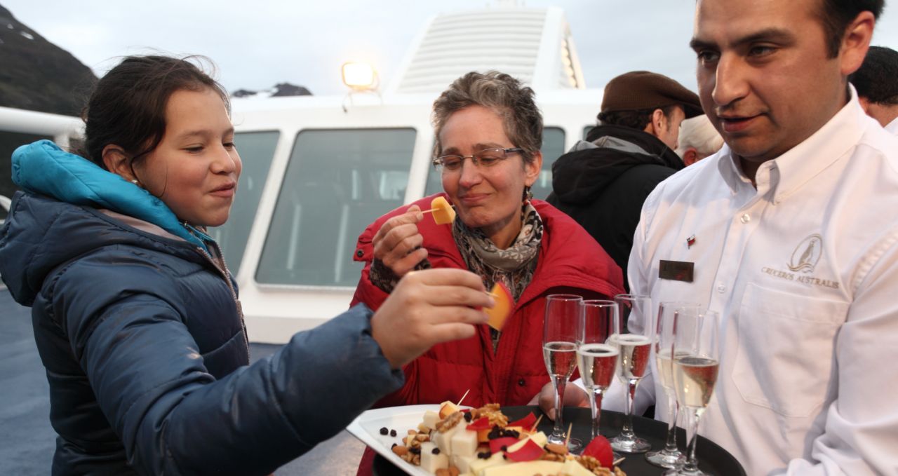 australis-on-board-cocktail-stella-australis-chile-patagonia