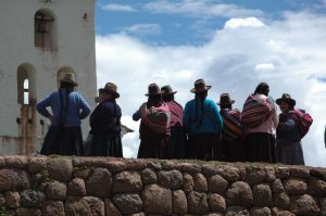 Résidents Chincheros et église Cusco Pérou