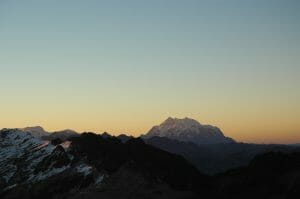 Lever de soleil sur les Andes boliviennes de l'Illimani