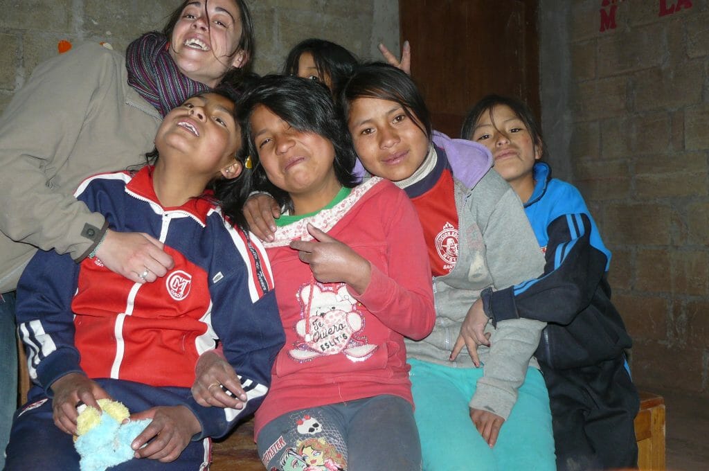 huchuy-yachaq kids plus volunteer Cusco-peru