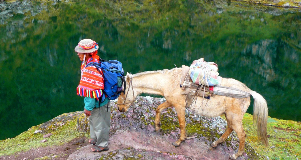 lares-lodges-trek-pack horse peru