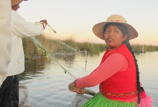 uros-lady-fishing-peru