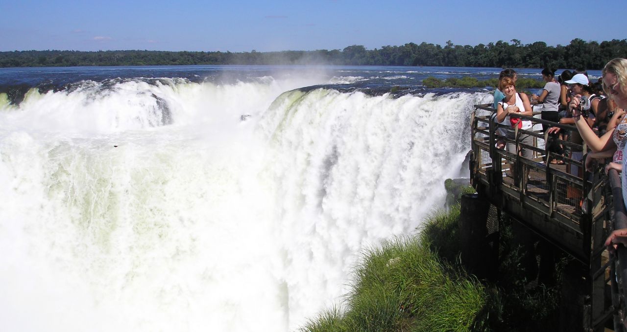 People-and-Garganta-del-Diablo-Iguazu-Falls-Argentina