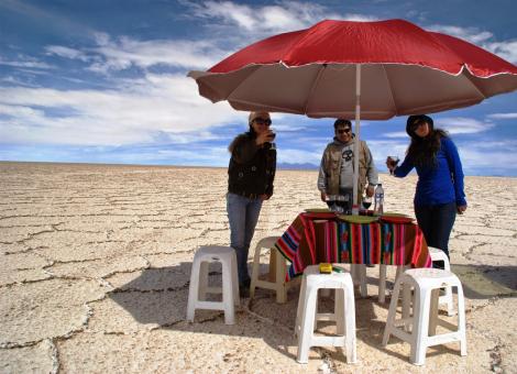 lunch-in-uyuni-salt-flats