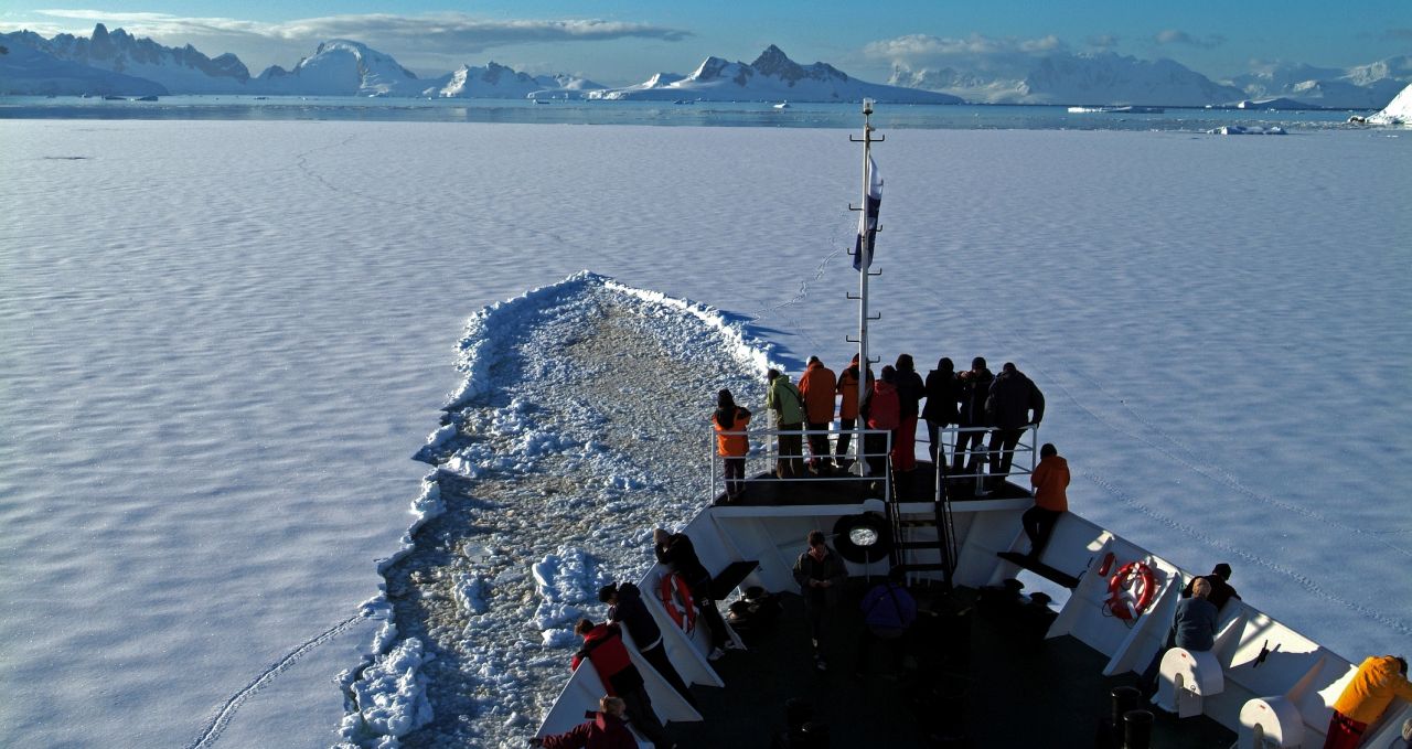 sailing-polar-vessel-ushuaia-antarpply-antarctica