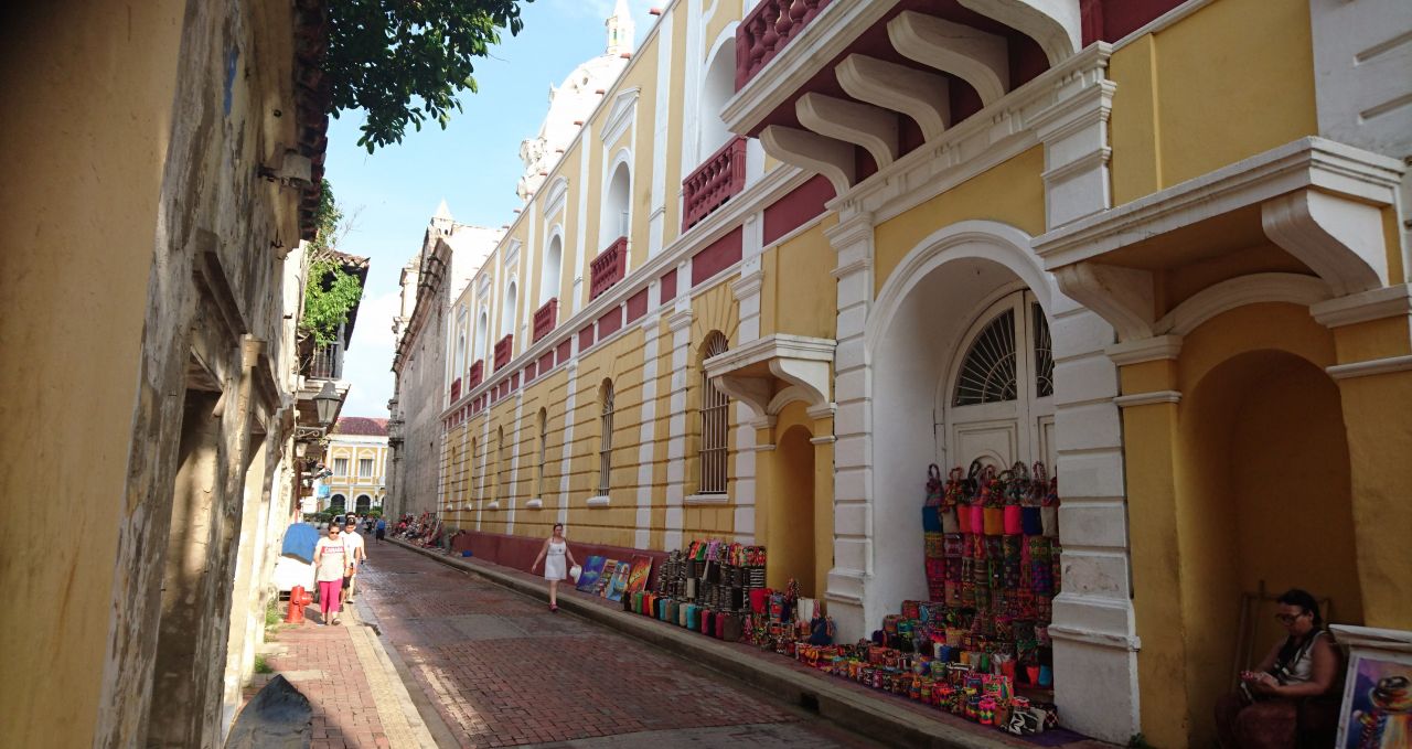 artesania sold in street cartagena colombia