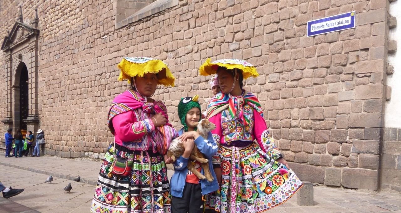 pisac ladies with child family holiday cusco peru