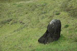 meio enterrado moai ilha de páscoa