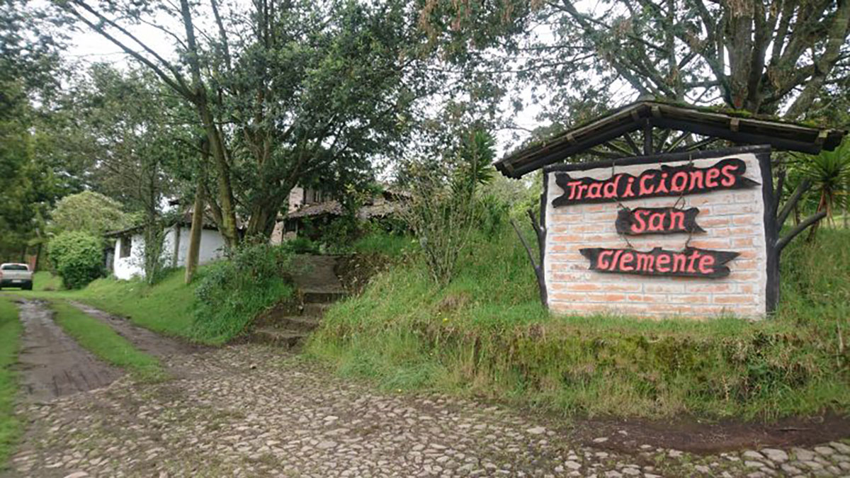 Ecuador San Clemente, sign on arrival