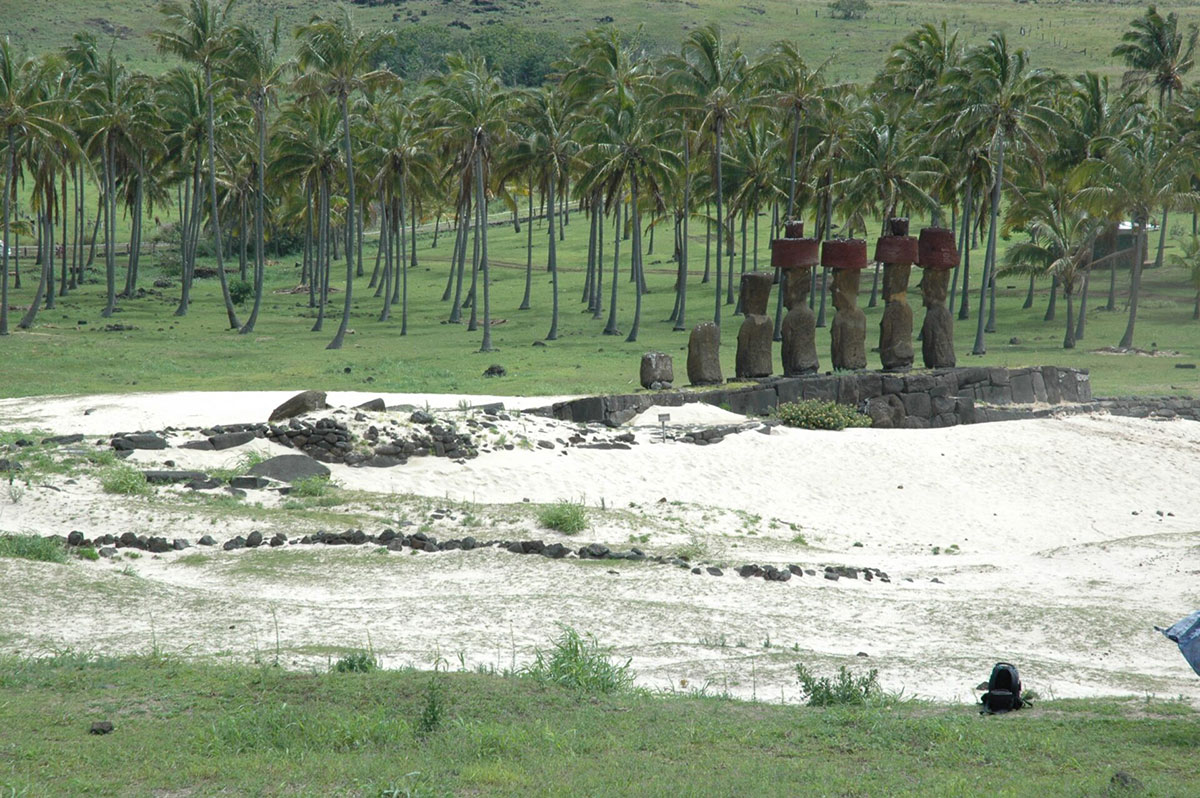 moais anakena beach easter island