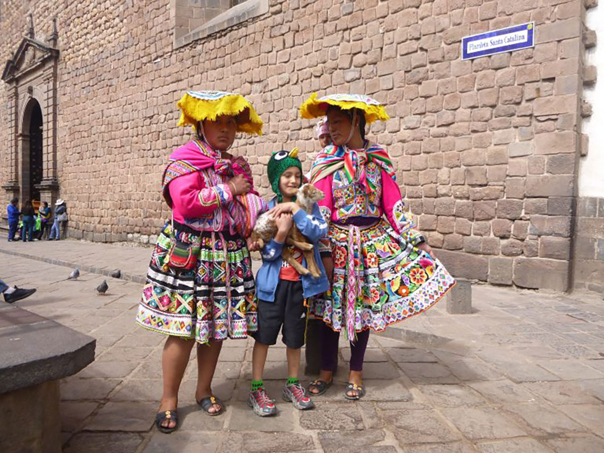 Pisac Ladies With Child Family Holiday Cusco Peru