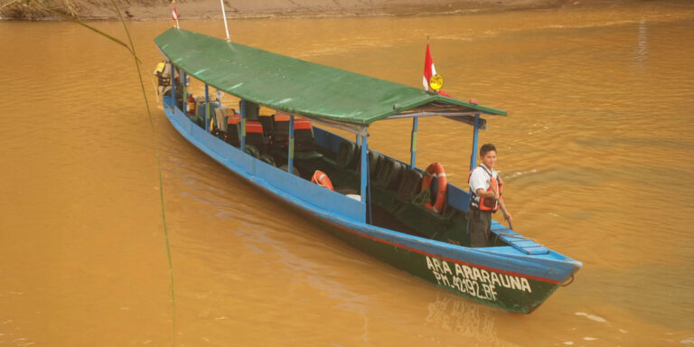 river canoe tambopata amazon peru