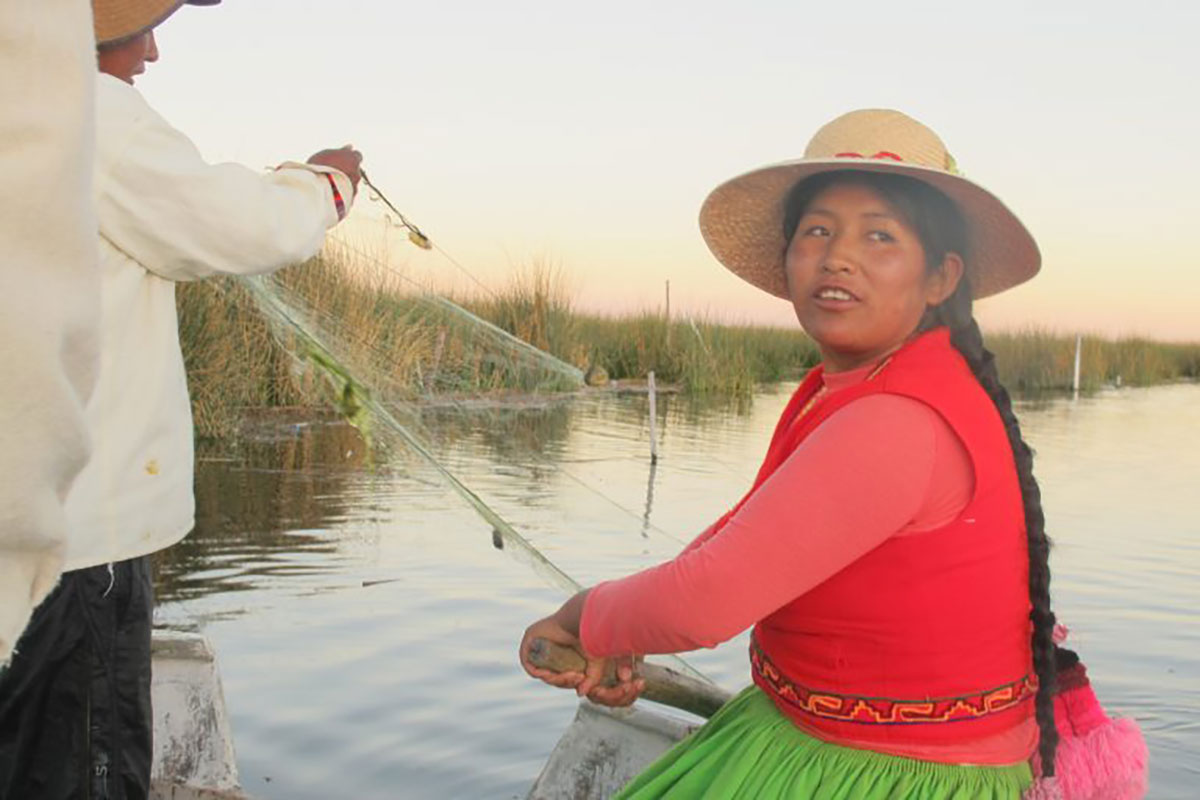 Uros lady fishing, Peru