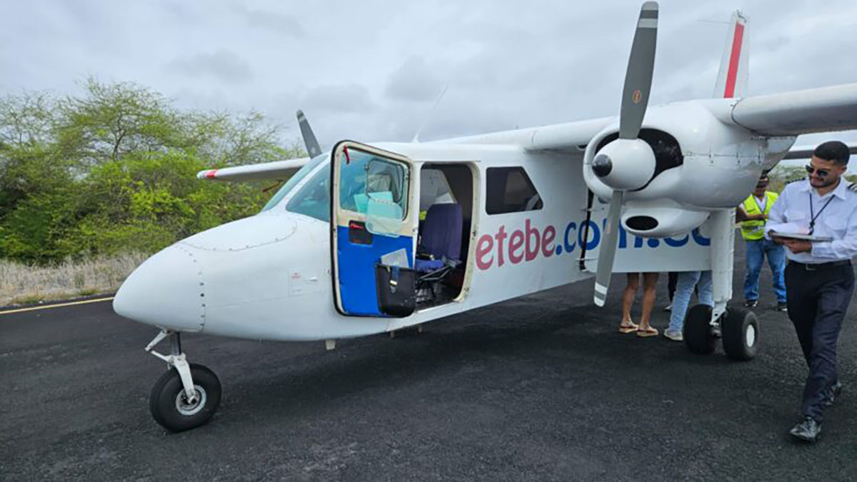 Emetebe small aircraft inter-island flights, Galapagos