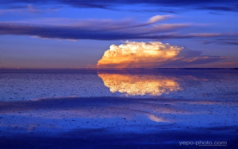 el salar de uyuni cloud and sunlight bolivia