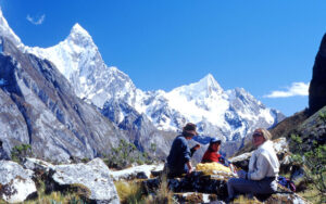 trekkers in cordillera