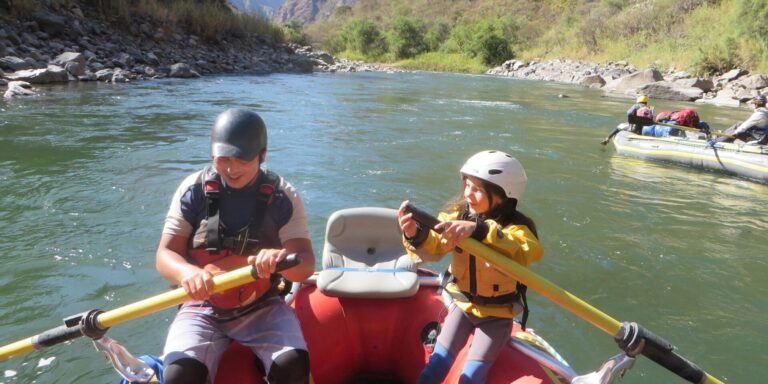 kids paddling family holiday peru